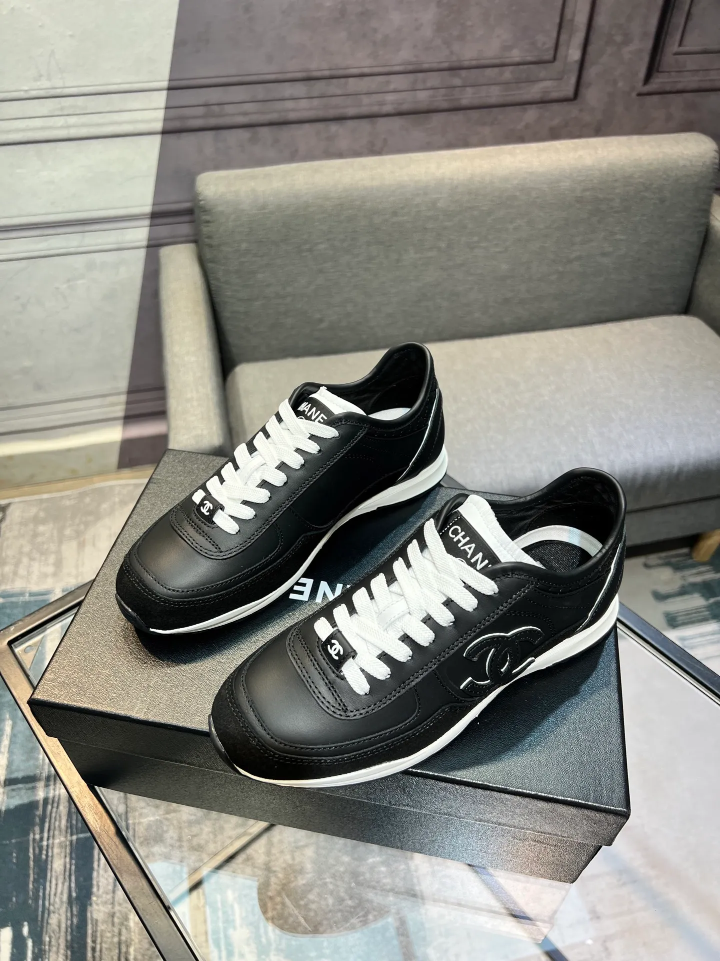 Men's men's shoes 💰620 Exclusive real shot (top version) CHANEL Chanel 2025ss color matching thick-soled casual sports shoes and sneakers. The counter is synchronized. The counter is very popular. A shoe that is very difficult to buy. The most popular thick-soled panda shoes on the Internet. It can be imagined that Xiaoxiang control can't miss it. It has both good looks and comfort. Simple and versatile white shoes. The thick sole increases the height and is super versatile. Close your eyes and wear it. Whoever wears it will look better. Upper: calfskin Lining: imported sheepskin lining Outsole: TPU original outsole Size: 35-44 (customized for women 41 and 40, and 45 for men)